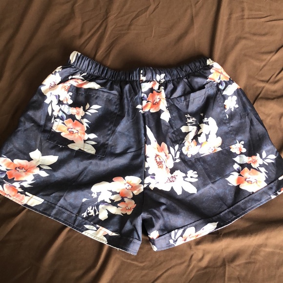 Basics Shorts - Picture 2 of 2